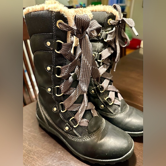 Gently worn Timberland's Mount Hope women's waterproof boots - Picture 3 of 4